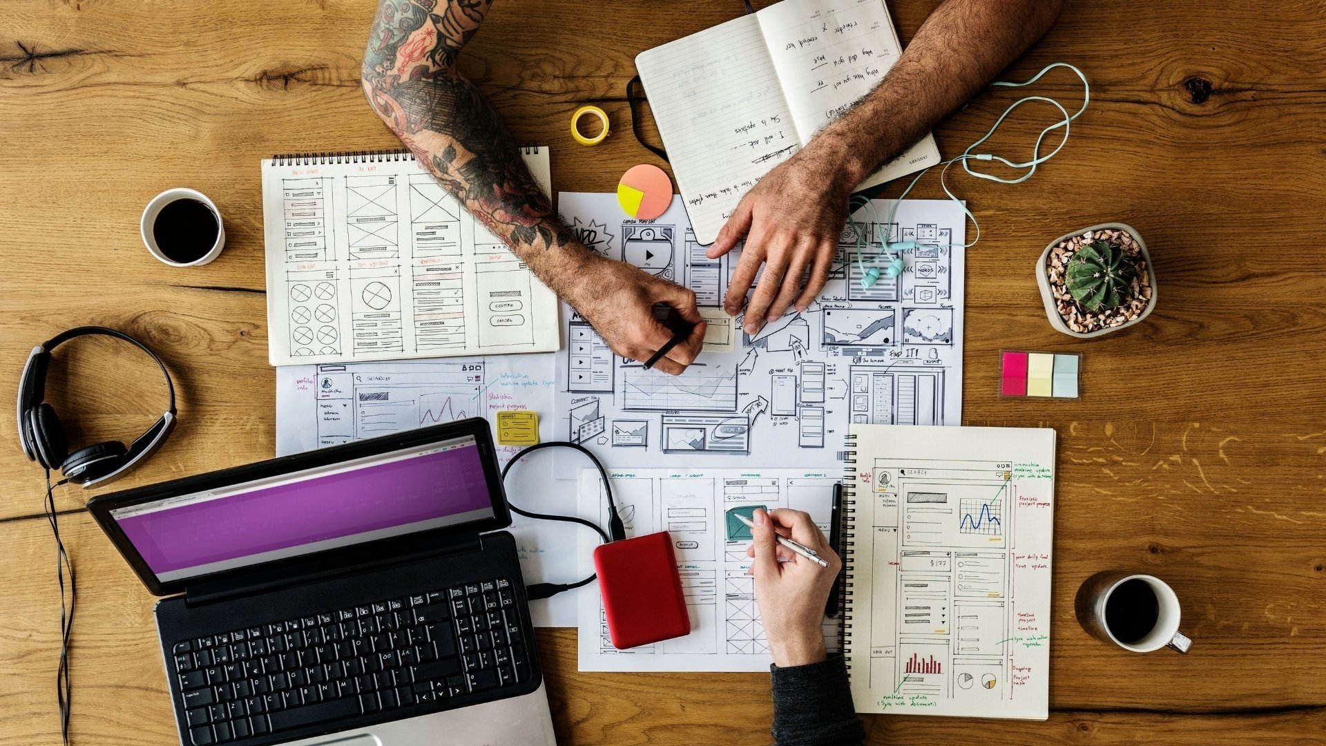 5 famous creatives who had a messy desk | Canva, image size:1920x1080